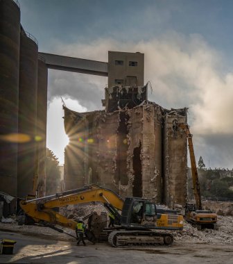 Kudüs, İsrail - 14 Eylül 2021 Kudüs, İsrail 'deki Melek fırınının tarihi tahıl ambarlarının şafak vakti yıkılması.