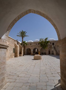 Nabi Musa, İsrail - 26 Eylül 2021: Musevi Çölü 'ndeki Musa türbesine giriş.