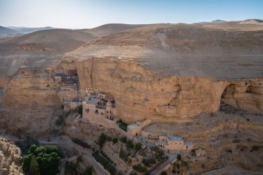 Wadi Qelt, İsrail - 26 Eylül 221: Prat deresinin (Wadi Qelt) duvarlarına inşa edilen Aziz George manastırı, alacakaranlık saatinde.