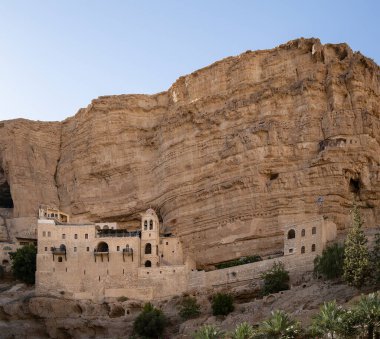 Wadi Qelt, İsrail - 26 Eylül 2021: Aziz George Manastırı, İsrail 'in Yahudi çölünde Prat deresi (wadi Qelt) duvarları üzerine inşa edilmiştir..