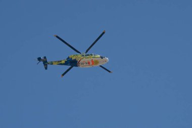 Kudüs, İsrail, 21 Nisan 2025: İsrail 'de Magen David Adom tarafından açık mavi gökyüzünde uçan bir arama kurtarma helikopteri.