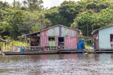 Brezilya Amazon 'unda Manaus şehrinin yakınındaki nehir kenarı ve sürat tekneleri