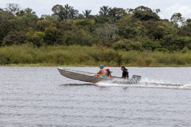 Brezilya Amazon 'unda Manaus şehrinin yakınındaki nehir kenarı ve sürat tekneleri