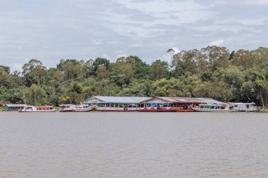 Brezilya Amazon 'unda Manaus şehrinin yakınındaki nehir kenarı ve sürat tekneleri