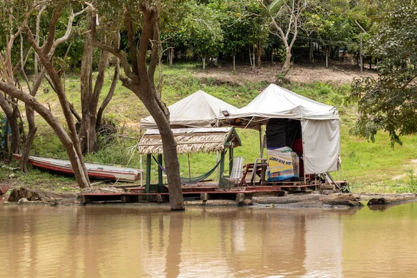 Brezilya Amazon 'unda Manaus şehrinin yakınındaki nehir kenarı ve sürat tekneleri