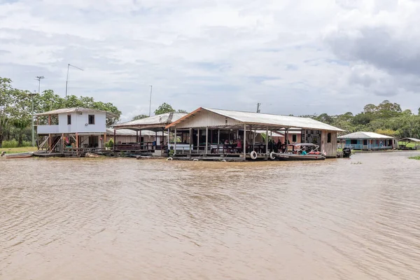 Brezilya Amazon 'unda Manaus şehrinin yakınındaki nehir kenarı ve sürat tekneleri