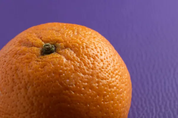 Orange Mandarine Auf Violettem Hintergrund Mit Seitlicher Beleuchtung — Stockfoto