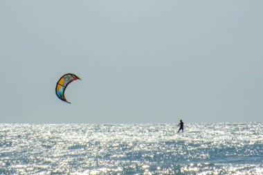 Ceara Kuzeydoğu Brezilya 'da Jericoacoara' da uçurtma sörfü