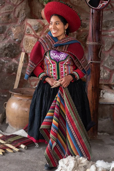 Mulher Peruana Com Roupas Tradicionais Sorrindo — Fotografia de Stock