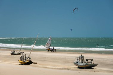 Brezilya 'nın kuzeydoğusunda güneşin limanındaki kumda sallar