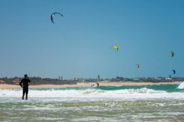 Brezilya 'nın kuzeydoğusundaki güçlü rüzgarda uçurtma sörfü yapmaya çalışıyorum.