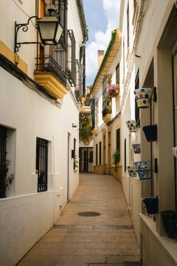 İspanya 'nın ortaçağ Cordoba şehrinde dar bir sokak.