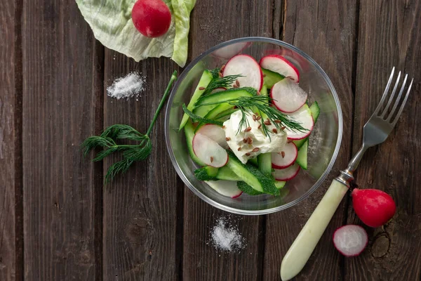 Top view of fresh radish and cucumber salad on wooden background — Stock Photo, Image
