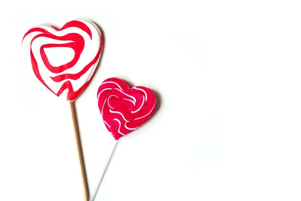 Draufsicht auf zwei herzförmige Lollypops auf weißem Hintergrund, Valentinstag-Konzept, Kopierraum — Stockfoto