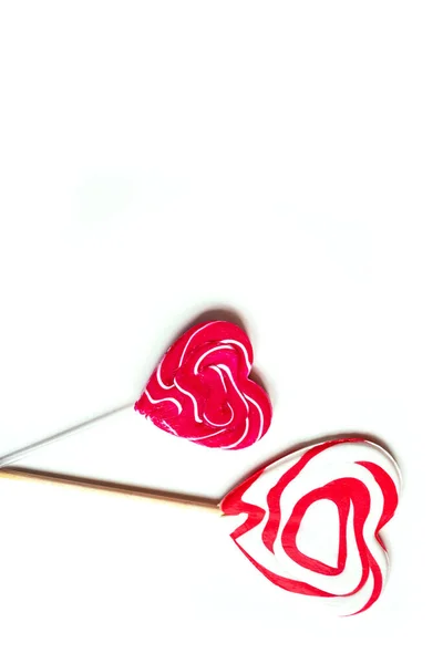 Vista superior de dois pirulitos em forma de coração no fundo branco, conceito do Dia dos Namorados, espaço de cópia — Fotografia de Stock