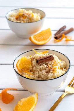 Portakallı ev yapımı kuskus ve ahşap kaplamalı tarçın. Lezzetli vejetaryen yemekleri.