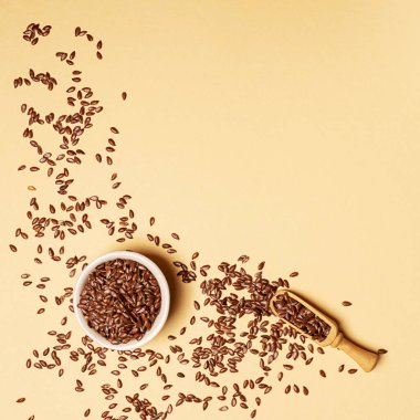 Fotokopi alanı olan sarı arkaplandaki bir kavanozdaki keten tohumları