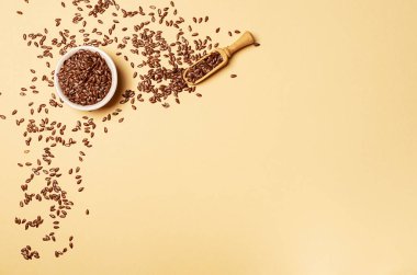 Fotokopi alanı olan sarı arkaplandaki bir kavanozdaki keten tohumları