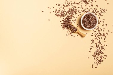 Fotokopi alanı olan sarı arkaplandaki bir kavanozdaki keten tohumları