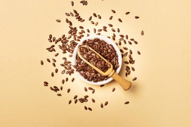 Fotokopi alanı olan sarı arkaplandaki bir kavanozdaki keten tohumları