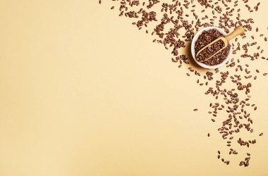 Fotokopi alanı olan sarı arkaplandaki bir kavanozdaki keten tohumları