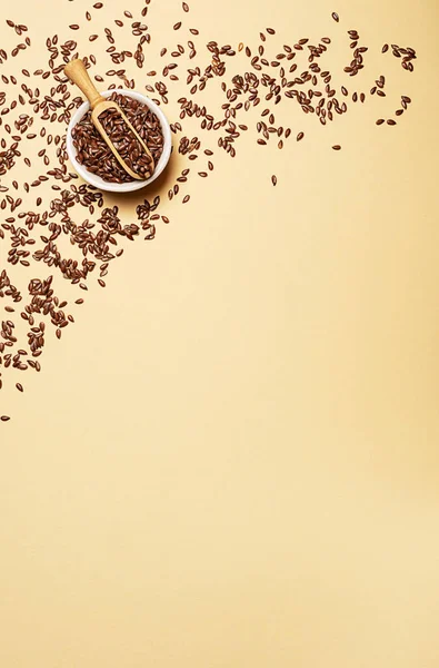 Fotokopi alanı olan sarı arkaplandaki bir kavanozdaki keten tohumları