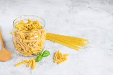 Pişmemiş İtalyan makarna kasesi ve spagetti.