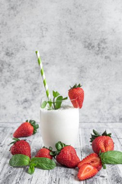 Bir bardak milkshake ve taze çilek.