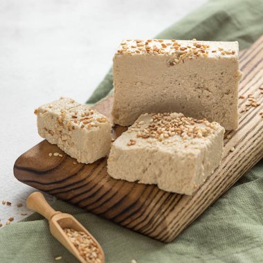 Tahta üzerinde dilimlenmiş tahin halkası.