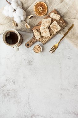 Tahta üzerinde dilimlenmiş tahin halva, düz uzanmış.