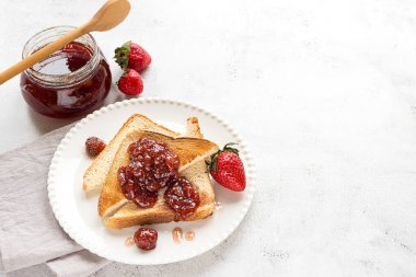 Toasted bread slices with strawberry jam