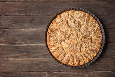 Koyu kırsal bir zeminde ev yapımı elmalı turta.