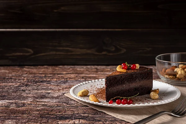 Torta de anacardo de chocolate vegano crudo sobre fondo vintage oscuro —  Fotos de Stock