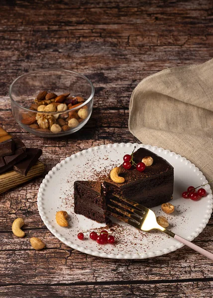 Torta de chocolate vegano crudo sobre fondo vintage oscuro —  Fotos de Stock