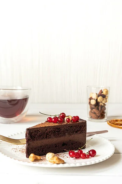 Roher veganer Schokoladenkuchen auf hellgrauem Hintergrund — Stockfoto