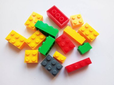 Beyaz oyuncaklarla izole edilmiş yapı taşları