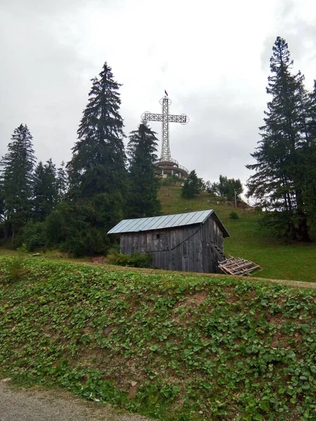 罗马尼亚的一个小山上的十字架 — 图库照片