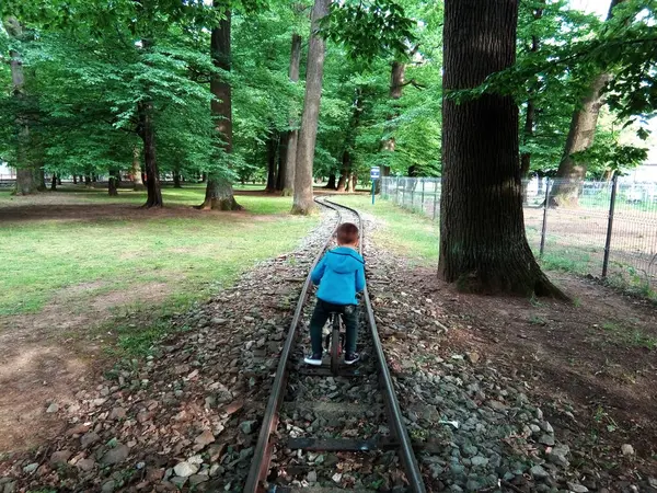Niño Monta Una Bicicleta Ferrocarril —  Fotos de Stock
