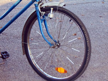 Eski bir bisikletin tekerleği.