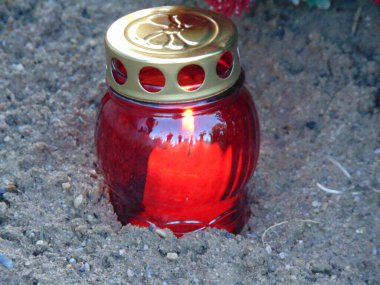 Maramures 'da bir mezardaki mumlar