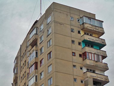                                Kürdanlar beyaz arkaplanda izole edilmiş