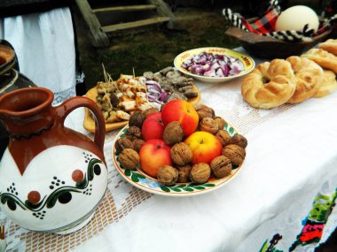 Maramures ilçesinde elmalı ceviz ve diğer geleneksel yemekler.