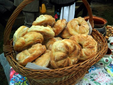 Maramures 'ın geleneksel ekmeği sepette