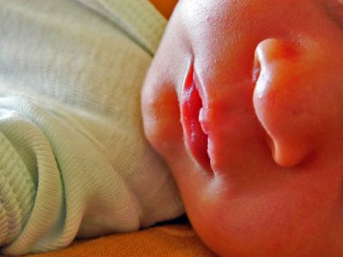 Küçük bir bebek uyuyor.