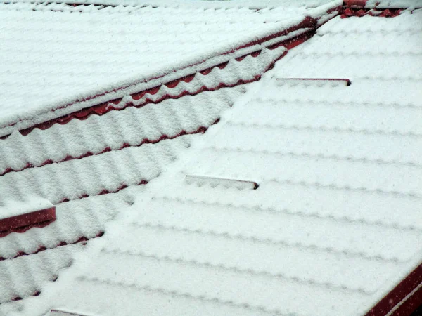 Snö Över Ett Hus Tak — Stockfoto