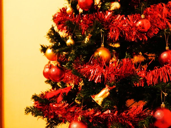 Weihnachtsbaum Mit Rotem Und Gelbem Dekor — Stockfoto
