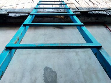 Bir binanın merdivenleri.