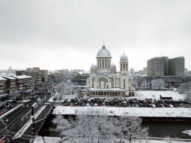 Kışın Baia Mare şehrinin hava manzarası