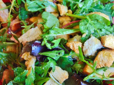 Kızarmış salata, nohut ve zeytinyağı.