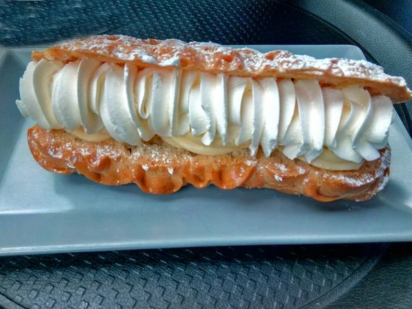 Eclair Torta Egy Tányéron — Stock Fotó